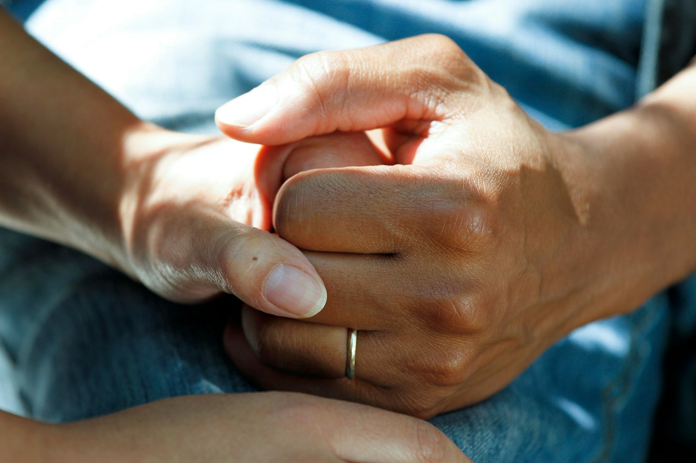 Deux mains qui en tiennent une troisième en signe d’accompagnement