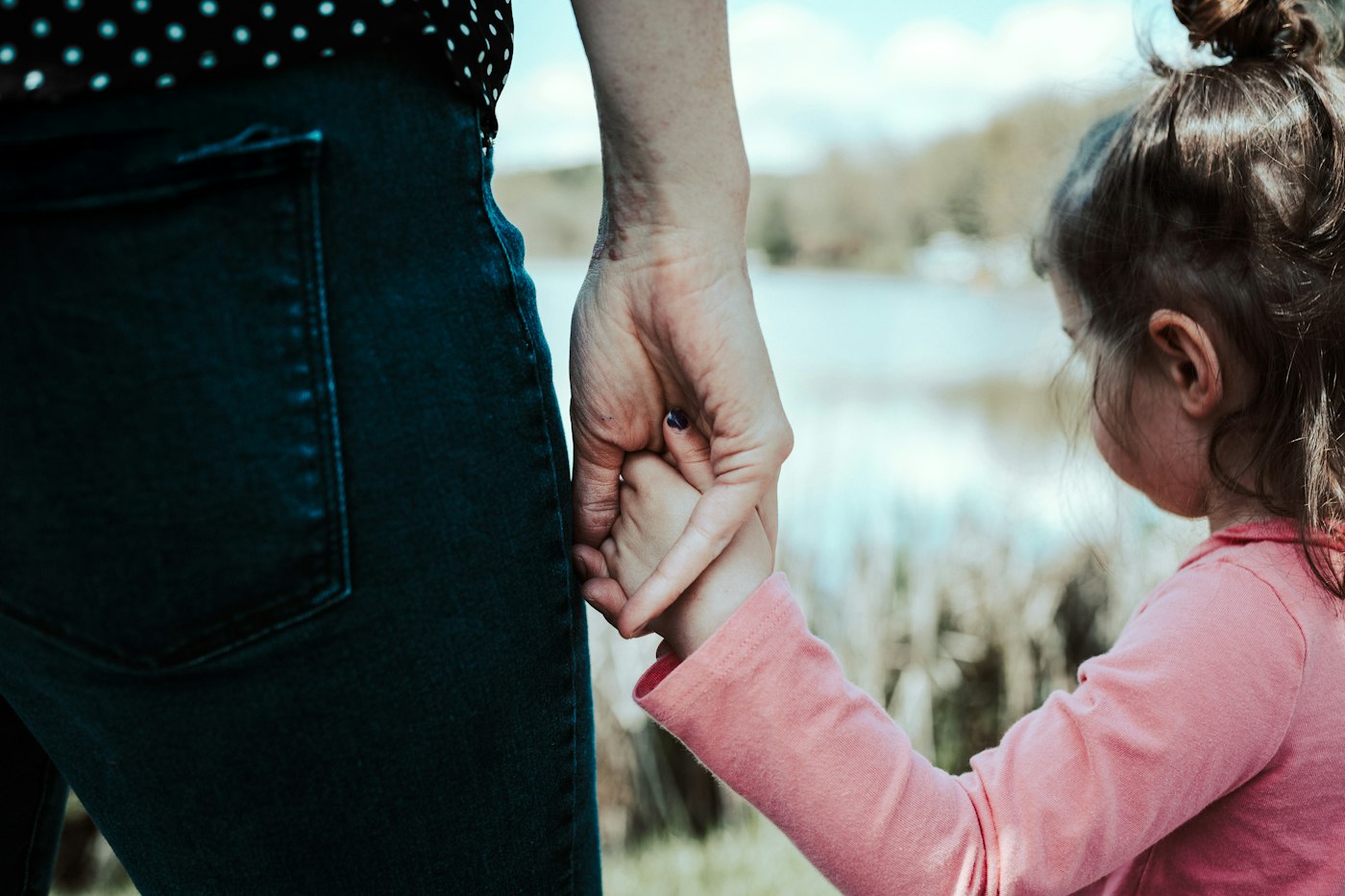 Un parent tenant la main de son enfant