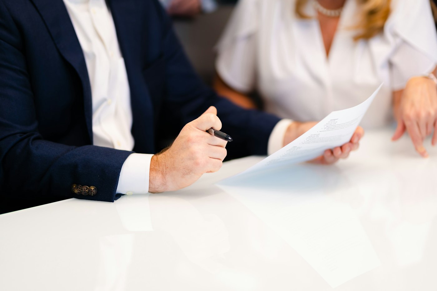 Signature d’un contrat autour d’une table de réunion