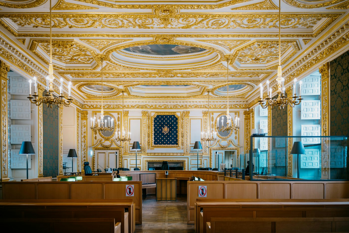 Salle d’audience d’un palais de justice, boiseries et dorures